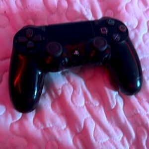 im selling 3 ps4 sony controllers 2 balck ones and one red one